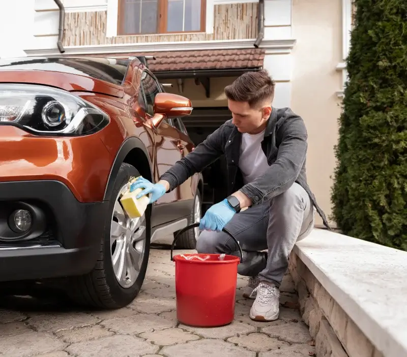 Lavage auto à domicile Ondreville-sur-Essonne : professionnel intervenant sur un véhicule